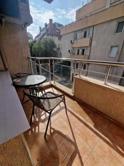 Cozy Central Apartment In Outskirts Of Old Szófia Kültér fotó